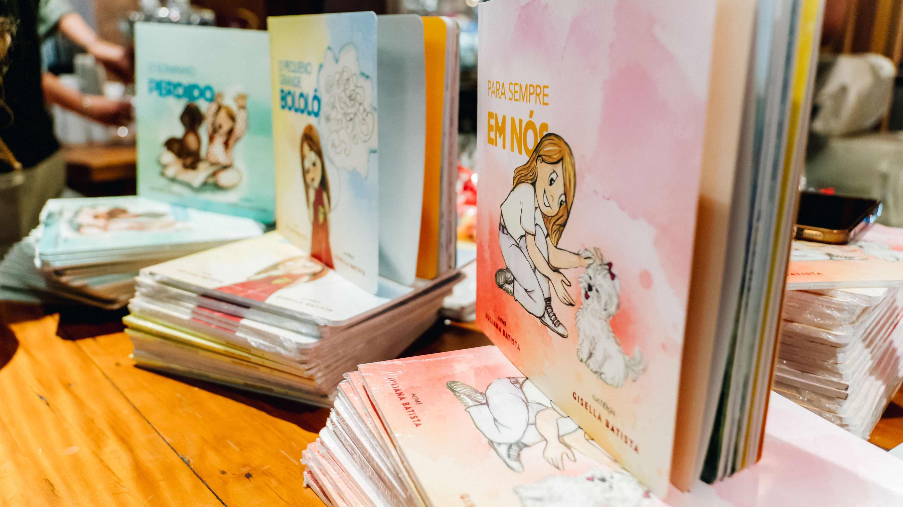 Juliana Batista segurando os livros da coleção
