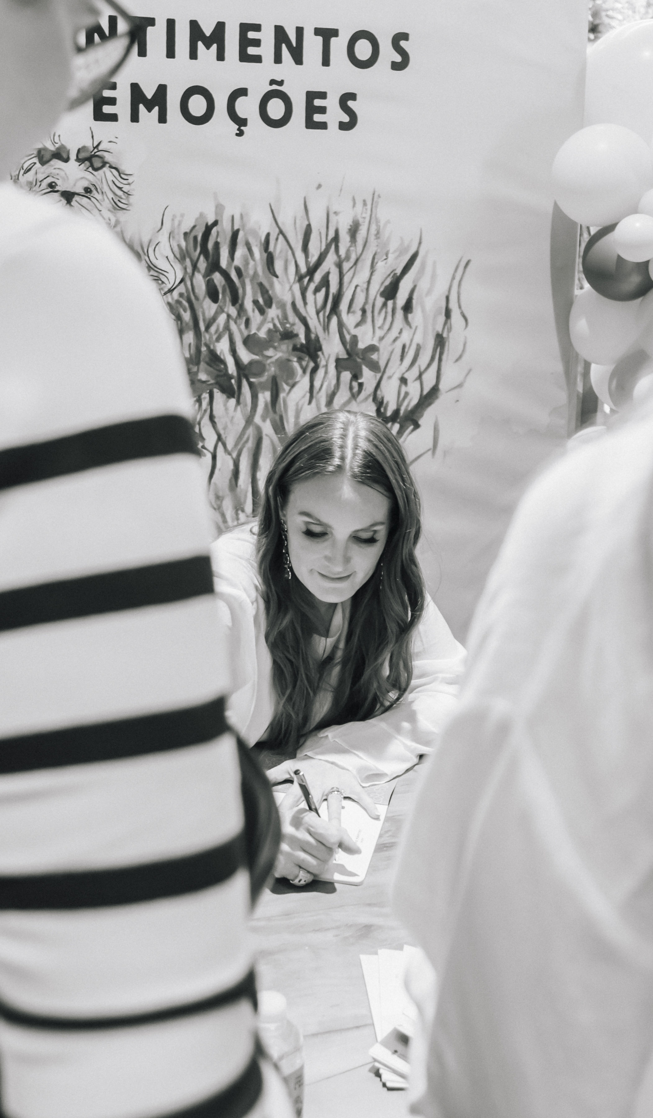 Juliana autografando livros no lançamento